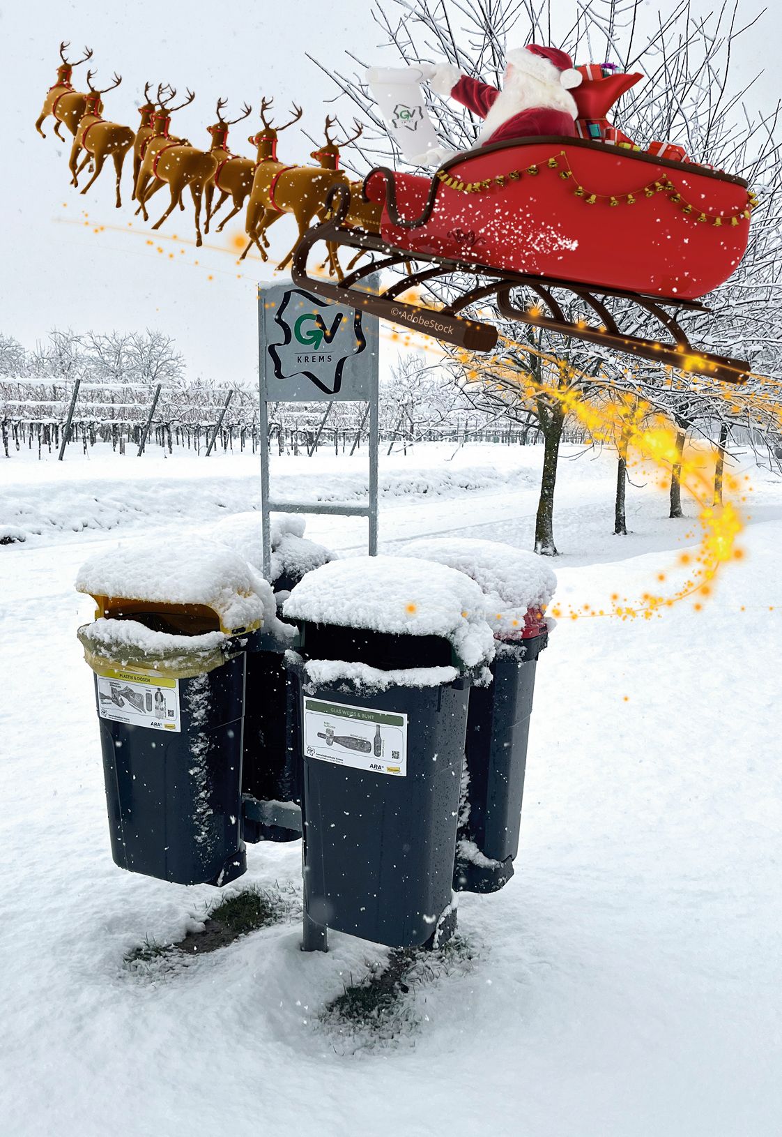 Abfalltrennstation im Schnee, darüber ein roter, gezeichneter Schlitten, in dem Santa Claus sitzt und der von Rentieren gezogen wird