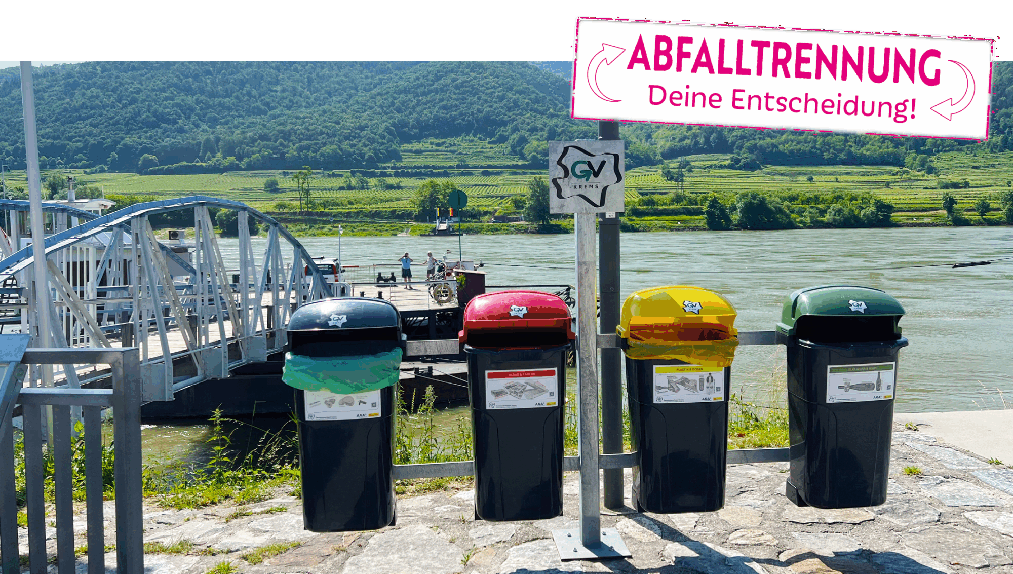 Trennstation vor der Anlegestelle der Donaufähre in Spitz mit einem Stempel, auf dem "Abfalltrennung - Deine Entscheidung" steht