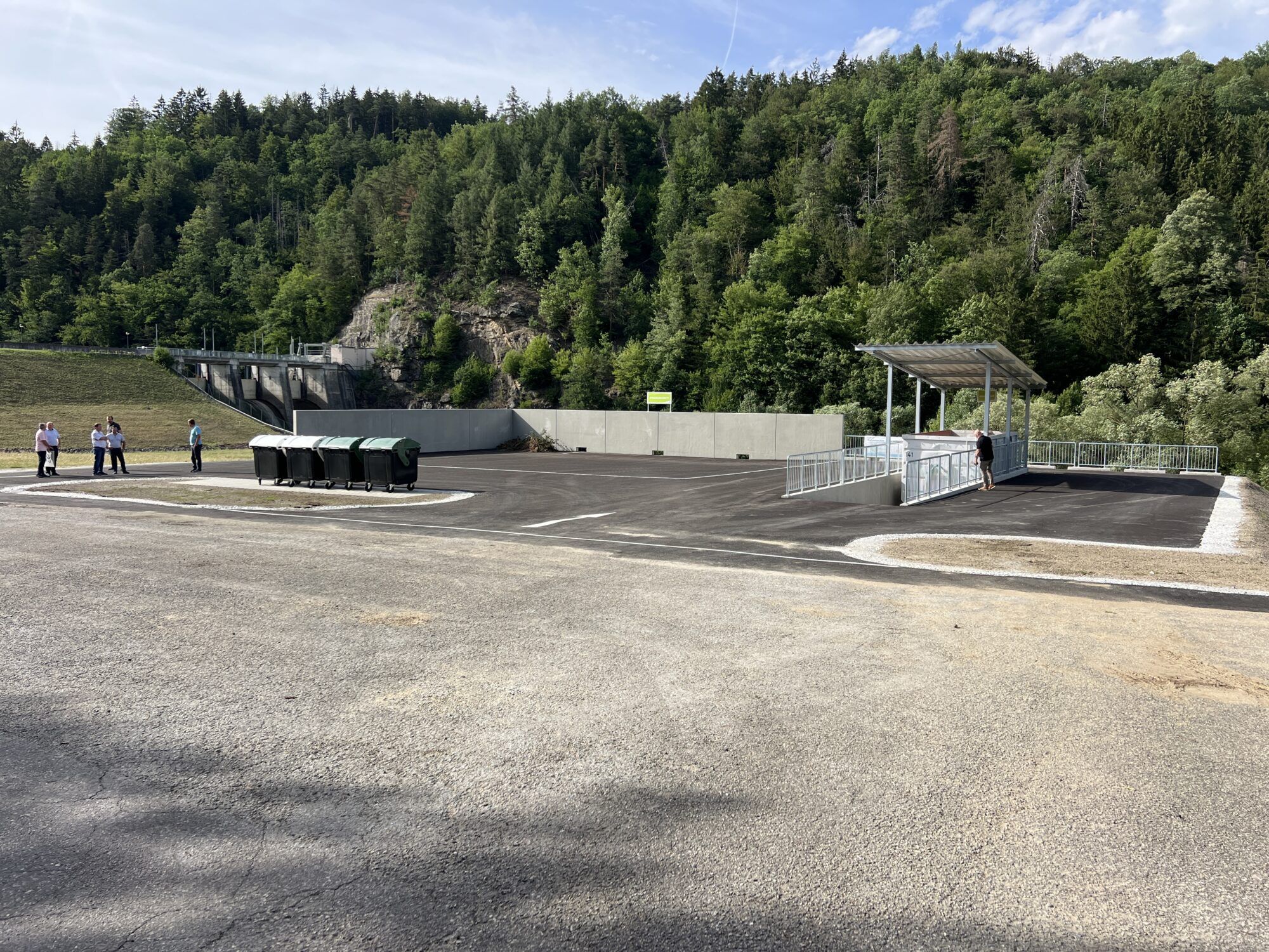 &Uuml;bersichtsfoto des Strauchschnittplatzes Idolsberg, im Hintergrund sieht man die Staumauer und Wald
