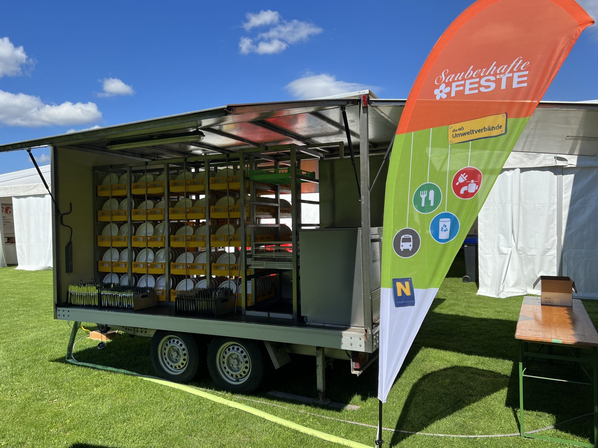 Geschirrmobil mit offener Seitenklappe, man sieht das gestapelte Geschirr