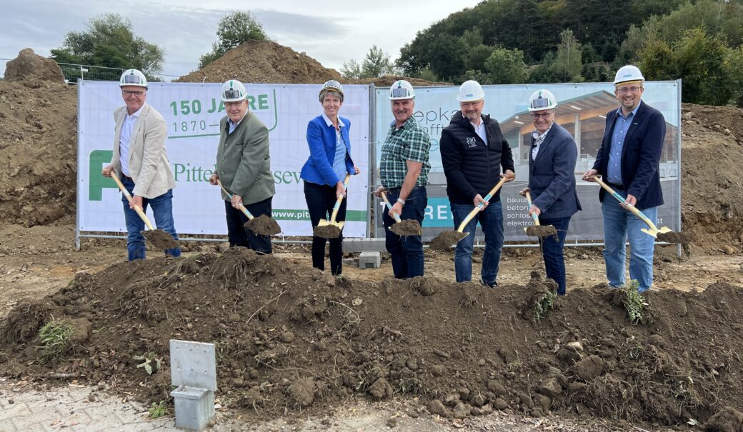 Der Spatenstich für das neue Wertstoffsammelzentrum Maria Laach erfolgte durch Prokurist Ing. Peter Wagenhofer von Pittel+Brausewetter, GV Krems Obmann Anton Pfeifer, Nationalratsabgeordnete Martina Diesner-Wais, Bürgermeister der Marktgemeinde Maria Laach Edmund Binder, GV Krems Geschäftsführer Gerhard Wildpert, Baumeister Ing. Christian Kopetzky von Ko-Bau und Baumeister Ing. Andreas Bamberger-Arleth von Trepka.