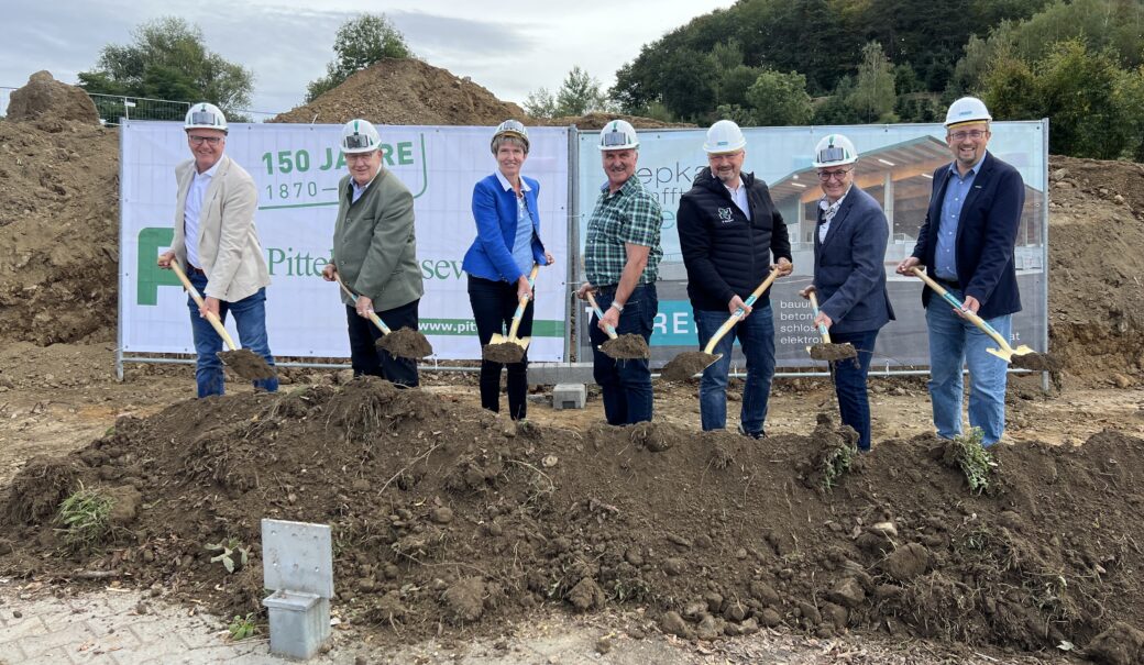 Der Spatenstich für das neue Wertstoffsammelzentrum Maria Laach erfolgte durch Prokurist Ing. Peter Wagenhofer von Pittel+Brausewetter, GV Krems Obmann Anton Pfeifer, Nationalratsabgeordnete Martina Diesner-Wais, Bürgermeister der Marktgemeinde Maria Laach Edmund Binder, GV Krems Geschäftsführer Gerhard Wildpert, Baumeister Ing. Christian Kopetzky von Ko-Bau und Baumeister Ing. Andreas Bamberger-Arleth von Trepka.