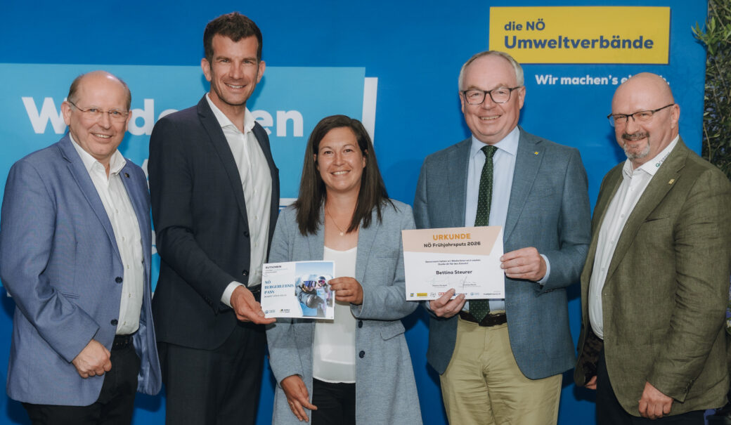 Die im Bildtext genannten Personen stehen in einer Gruppe zusammen, die Gewinnerin hält die Saisonkarte und LH-Stellvertreter Pernkopf hält eine Urkunde für die Gewinnerin.