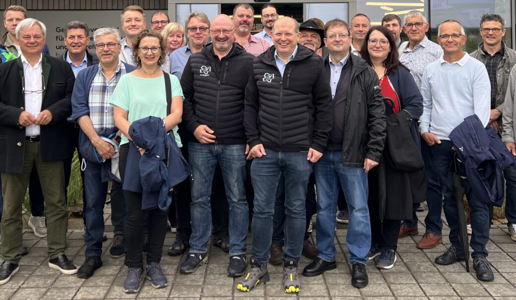 Große Gruppe mit allen rund 30 Teilnehmenden an der Exkursion